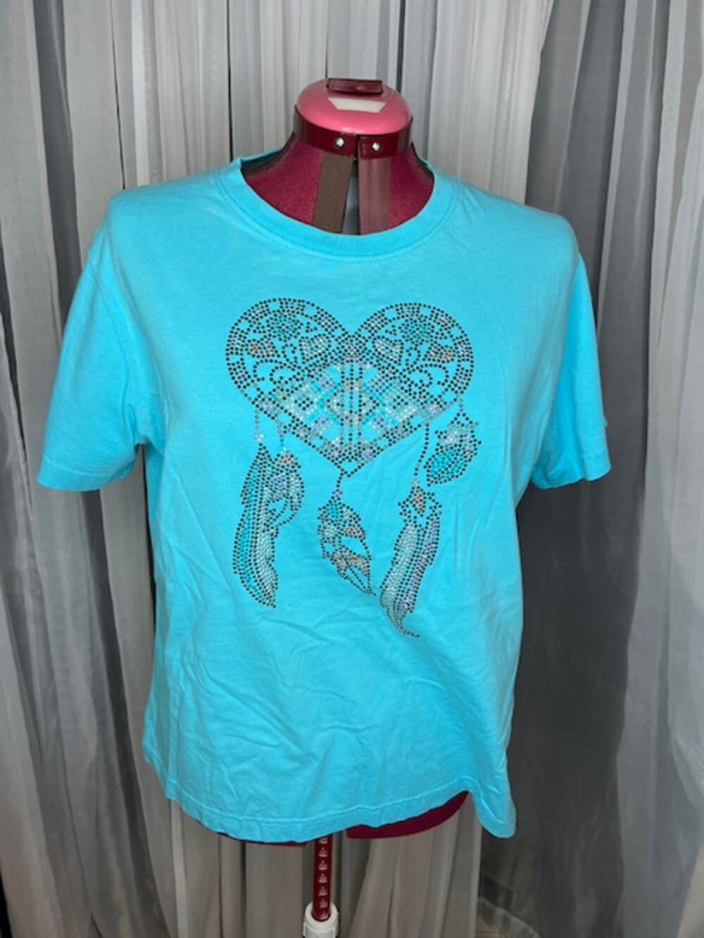 T-shirt bedazzled heart feathers blue